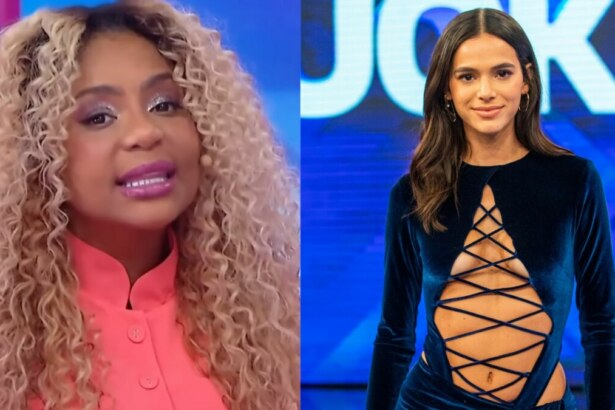 No lado esquerdo, Cariúcha está sorrindo e falando no Fofocalizando. Ela usa uma blusa rosa. No lado direito, a atriz Bruna Marquezine está sorrindo e olhando para a câmera. Ela usa um vestido azul escuro