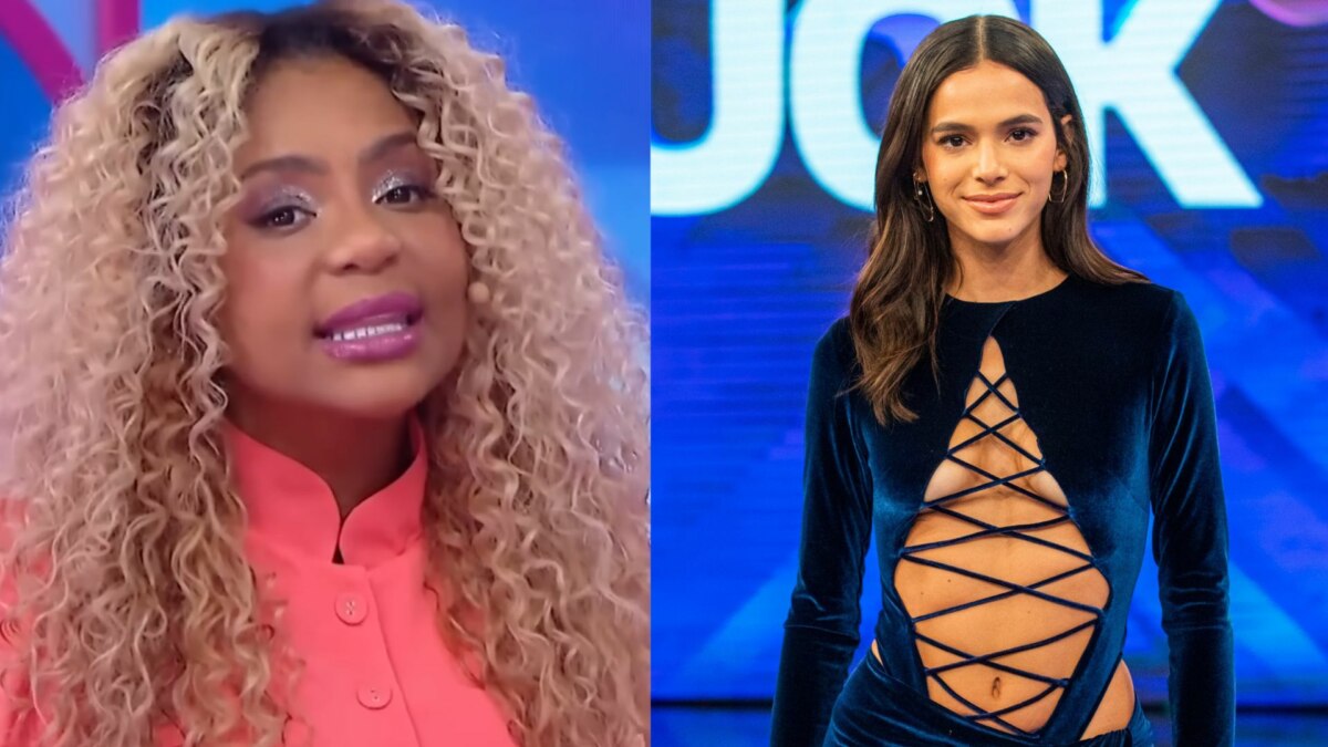No lado esquerdo, Cariúcha está sorrindo e falando no Fofocalizando. Ela usa uma blusa rosa. No lado direito, a atriz Bruna Marquezine está sorrindo e olhando para a câmera. Ela usa um vestido azul escuro