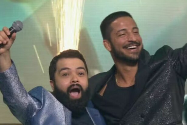 Daniel Sobral e Juceir Jr. abraçados e sorridentes, celebrando a imunidade na estreia do Estrela da Casa