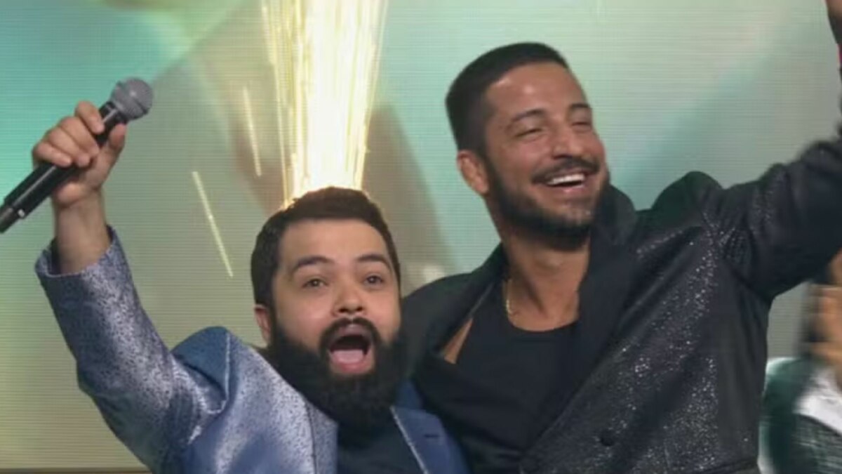 Daniel Sobral e Juceir Jr. abraçados e sorridentes, celebrando a imunidade na estreia do Estrela da Casa
