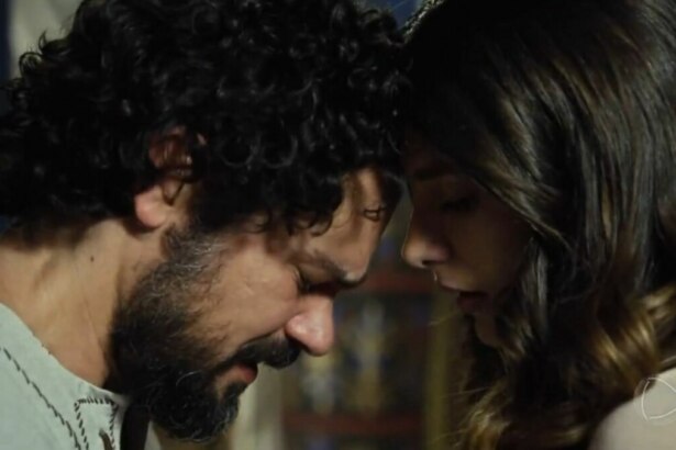Um close-up dos atores Gabriel Gracindo e Tammy Di Calafiori, que interpretam os personagens Daniel e Lia, com os rostos próximos e encostados um no outro. O homem, de cabelo escuro e encaracolado, inclina a cabeça para a mulher, que tem o cabelo solto e castanho. O logo da Record está visível no canto inferior direito.