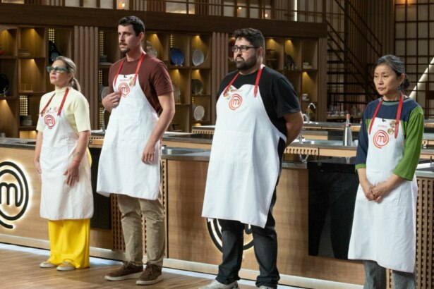 Daniela, Felipe B., Gloria e Rodrigo em pé, em frente a bancada, em trecho da semifinal do MasterChef. Eles vestem o avental do reality.