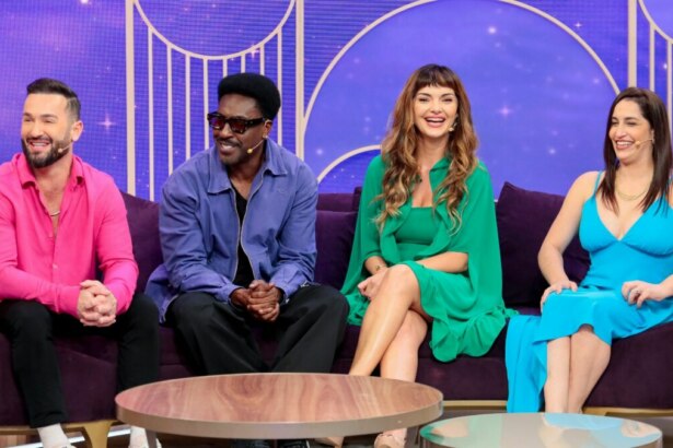 Os ginastas Diego e Daniele Hypolito, a atriz Mayana Neiva e o cantor Pixote estão sentados em um sofá roxo em um estúdio de TV no programa Sabadou. Eles sorriem, com Diego usando uma camisa rosa, Pixote de jaqueta azul, Mayana de vestido verde e Daniele de vestido azul.