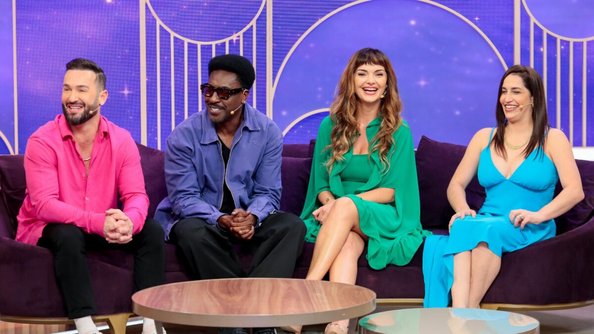 Os ginastas Diego e Daniele Hypolito, a atriz Mayana Neiva e o cantor Pixote estão sentados em um sofá roxo em um estúdio de TV no programa Sabadou. Eles sorriem, com Diego usando uma camisa rosa, Pixote de jaqueta azul, Mayana de vestido verde e Daniele de vestido azul.