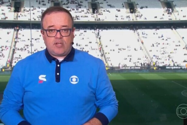 Everaldo Marques, narrador esportivo, aparece em um estúdio com o fundo da Neo Química Arena lotada. Ele usa óculos e uma camisa polo azul com o logo da Globo Esporte.