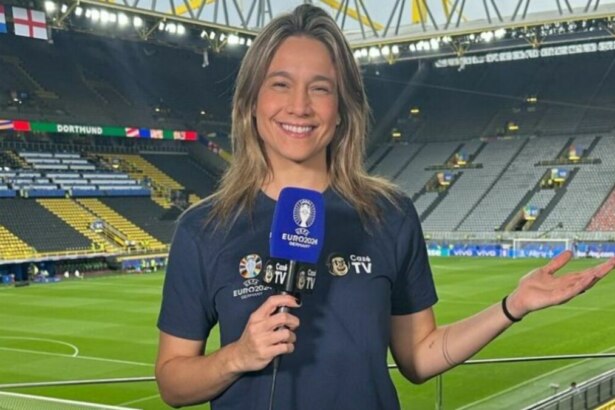 A apresentadora Fernanda Gentil sorri para a câmera, segurando um microfone com o logo da 'CazéTV'. Ela está em um estádio de futebol, e o nome do arquivo a associa ao canal de TV.
