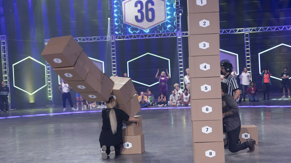 Competidores empilham caixas numeradas em desafio de equilíbrio e velocidade no Game dos 100