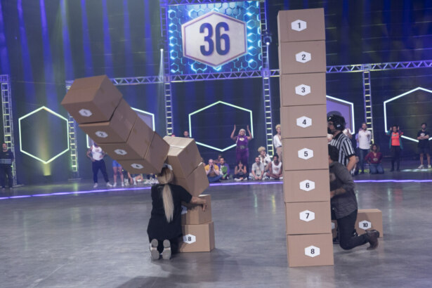 Competidores empilham caixas numeradas em desafio de equilíbrio e velocidade no Game dos 100