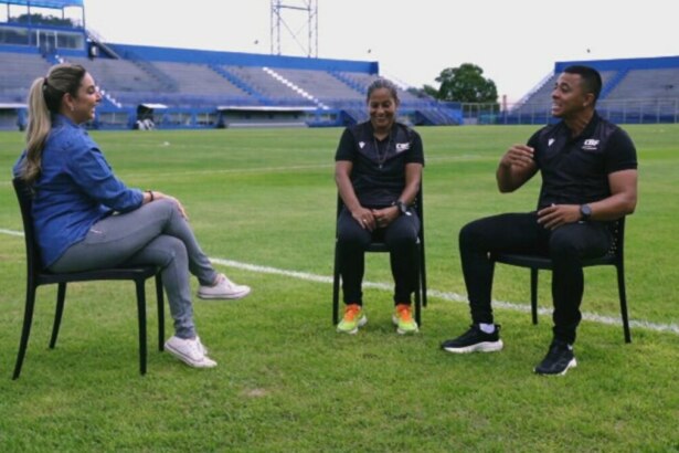Mãe e filho, árbitros, são entrevistados para o Globo Repórter em um estádio de futebol vazio.