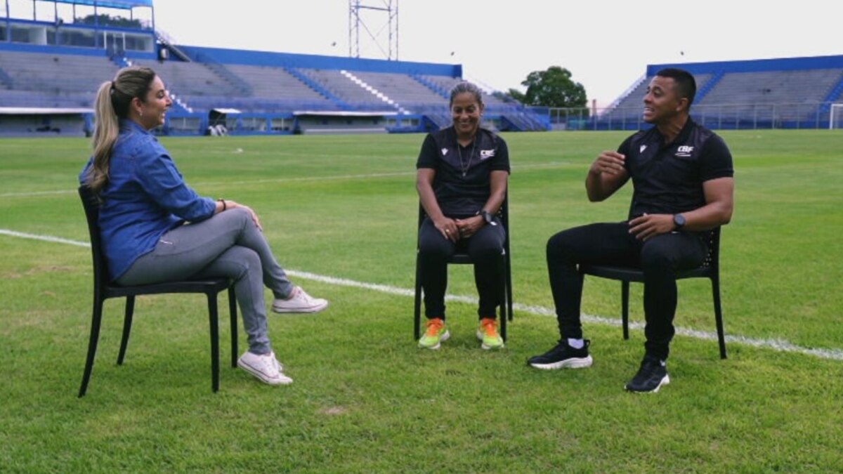 Mãe e filho, árbitros, são entrevistados para o Globo Repórter em um estádio de futebol vazio.