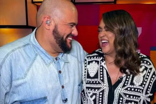 Gominho, careca e com barba, usando uma camisa jeans, e Preta Gil, com cabelos longos e ondulados e uma blusa preta e branca estampada, sorrindo e se olhando com alegria. Eles parecem estar em um ambiente de estúdio, com cores vibrantes ao fundo.