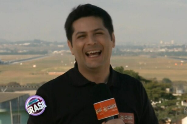 O repórter Humberto Ascencio, sorrindo e segurando um microfone em um ambiente externo. Ele está em um terraço com um fundo desfocado que mostra uma paisagem urbana com um campo e uma pista de aeroporto. Na parte inferior da tela, um logo do programa "O Melhor do Brasil" é visível.