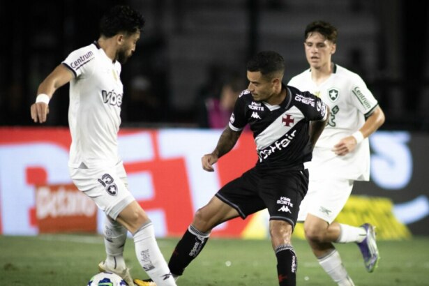 Jogadores de futebol do Vasco e Botafogo em campo durante uma partida da Copa do Brasil, em disputa intensa pela bola.