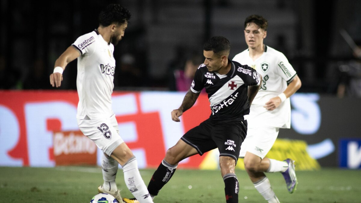 Jogadores de futebol do Vasco e Botafogo em campo durante uma partida da Copa do Brasil, em disputa intensa pela bola.