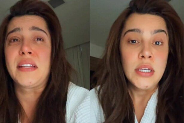 Uma montagem em tela dividida, mostrando a cantora Lauana Prado chorando. Em ambas as fotos, ela está com os olhos avermelhados e usa um roupão branco.