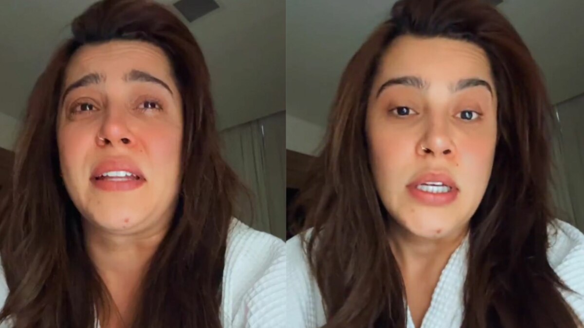 Uma montagem em tela dividida, mostrando a cantora Lauana Prado chorando. Em ambas as fotos, ela está com os olhos avermelhados e usa um roupão branco.