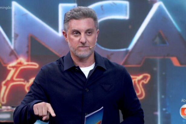 Luciano Huck realizando a divisão dos grupos no elenco da Dança dos Famosos