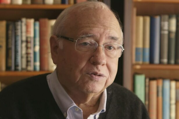 Luis Fernando Verissimo em trecho de uma entrevista em frente a uma estante de livros