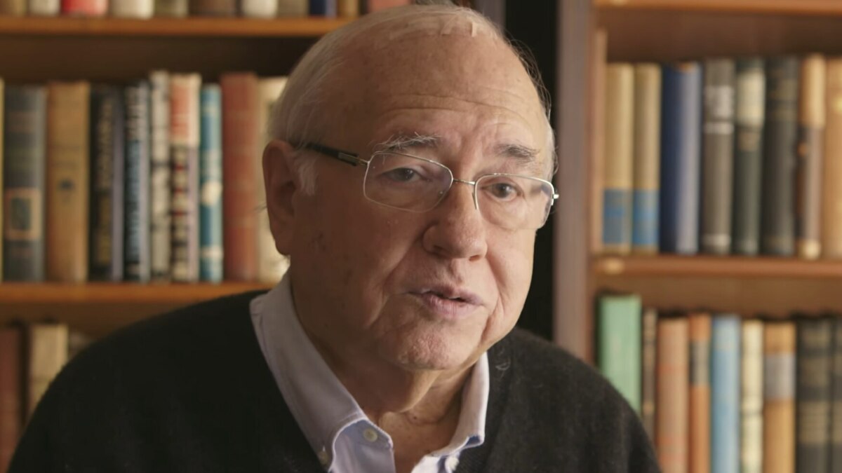 Luis Fernando Verissimo em trecho de uma entrevista em frente a uma estante de livros