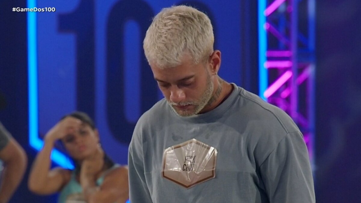 Nick Cruz, ex-Estrela da Casa, de cabeça baixa no estúdio do Game dos 100