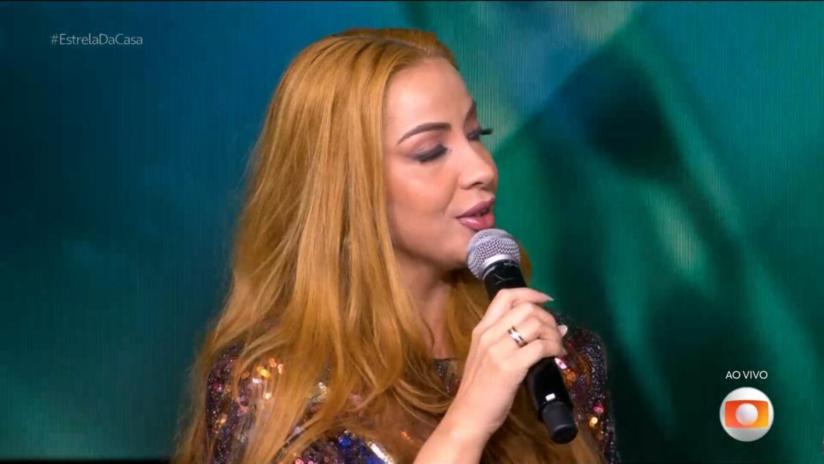 Nirah, com o microfone em mão, em trecho de apresentação no Estrela da Casa