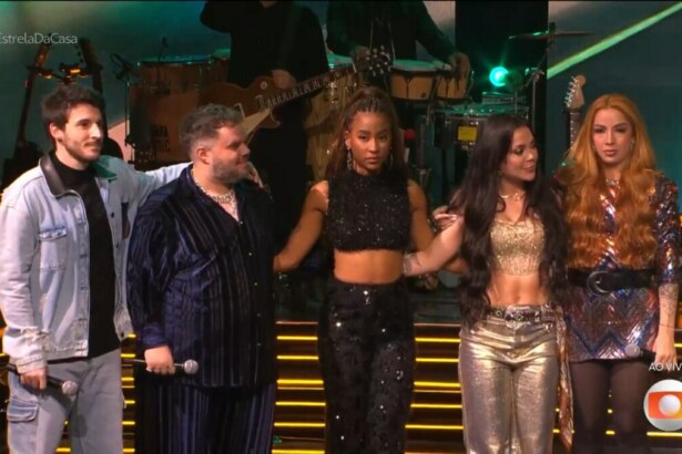 Participantes do Estrela da Casa reunidos e abraçados no palco após as apresentações no primeiro Festival