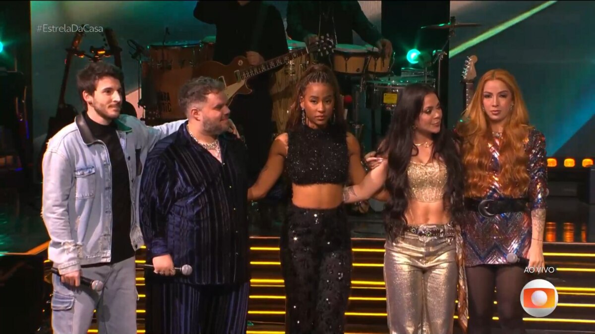 Participantes do Estrela da Casa reunidos e abraçados no palco após as apresentações no primeiro Festival