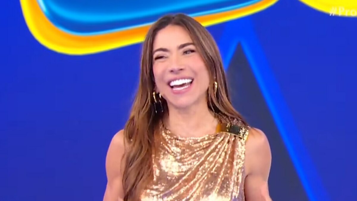 Patricia Abravanel sorrindo em trecho do sorteio da Tele Sena de Independência