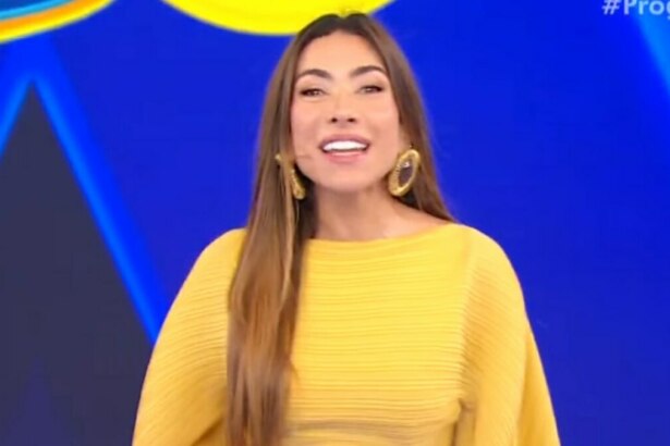 Patricia Abravanel sorrindo em trecho do sorteio da Tele Sena de Independência