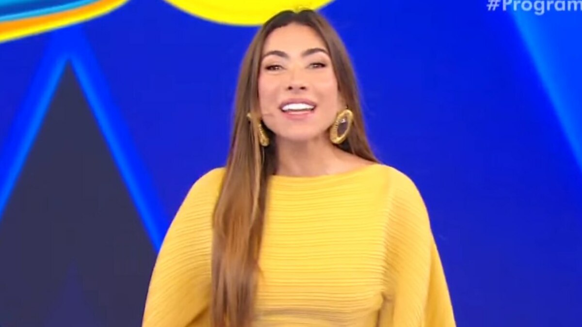 Patricia Abravanel sorrindo em trecho do sorteio da Tele Sena de Independência