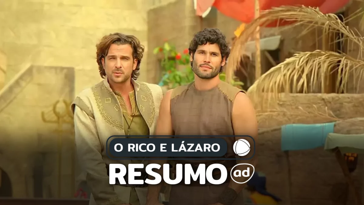 Dois homens, Dudu Azevedo e Igor Rickli, em trajes de época posam lado a lado. O primeiro, à esquerda, usa uma túnica clara com detalhes em bordado, enquanto o segundo veste uma túnica marrom escura. No centro, o texto "O RICO E LÁZARO" em branco, e logo abaixo "RESUMO" também em branco