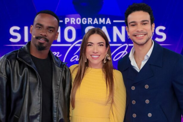 Os atores Sergio Malheiros e Raphael Logam posam sorrindo ao lado da apresentadora Patricia Abravanel, no palco do Programa Silvio Santos.