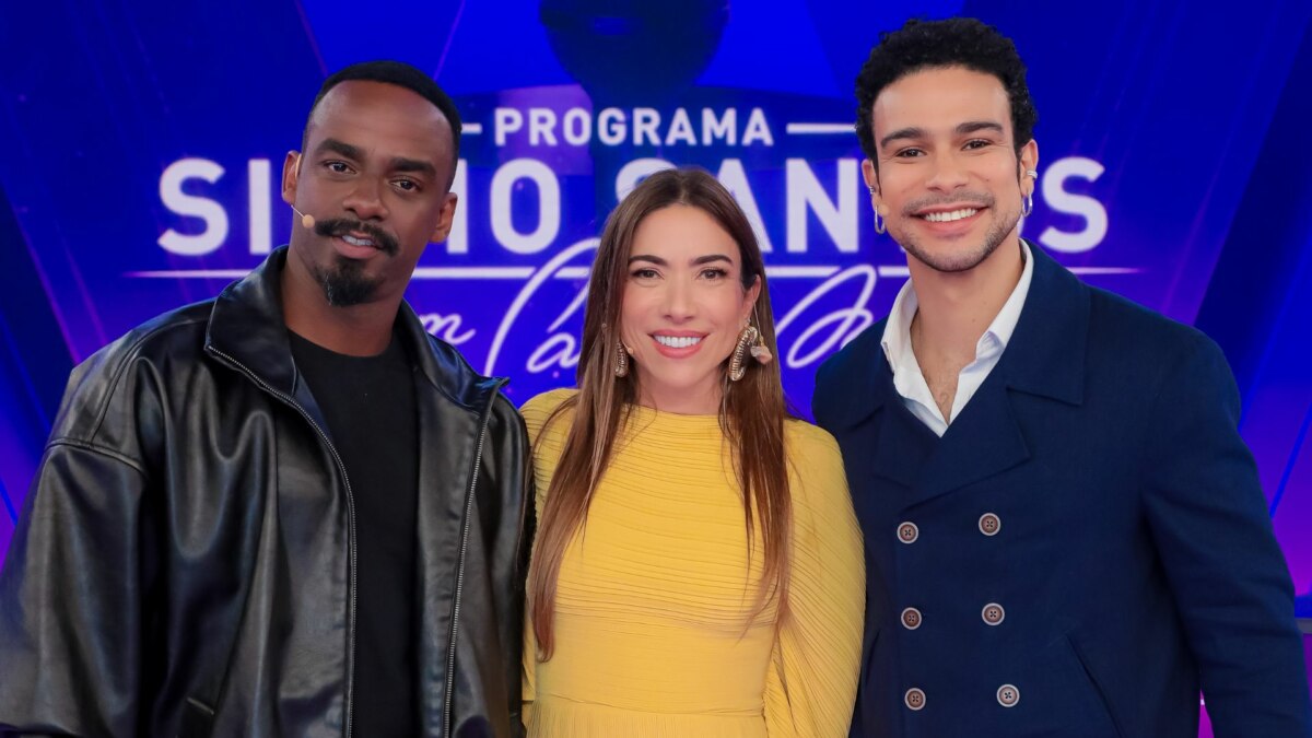 Os atores Sergio Malheiros e Raphael Logam posam sorrindo ao lado da apresentadora Patricia Abravanel, no palco do Programa Silvio Santos.