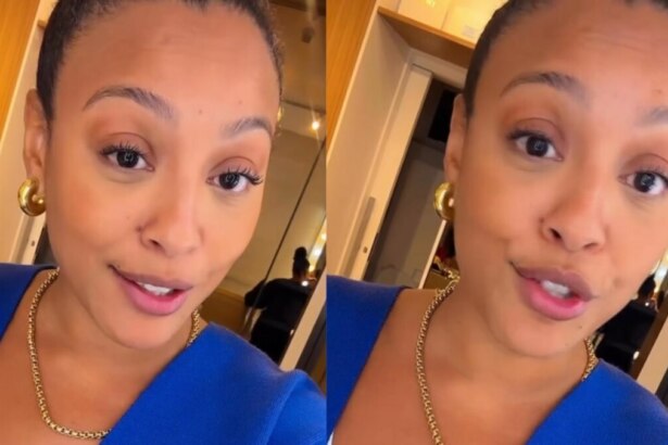 Uma imagem de perto de Sheron Menezzes, uma mulher negra com cabelo castanho escuro preso, usando brincos de argola dourados e um colar dourado. Ela está vestindo uma blusa azul e está olhando diretamente para a câmera com uma expressão neutra, falando sobre o acidente de bicicleta que sofreu