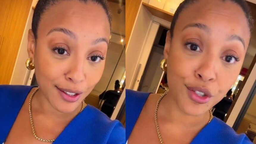 Uma imagem de perto de Sheron Menezzes, uma mulher negra com cabelo castanho escuro preso, usando brincos de argola dourados e um colar dourado. Ela está vestindo uma blusa azul e está olhando diretamente para a câmera com uma expressão neutra, falando sobre o acidente de bicicleta que sofreu