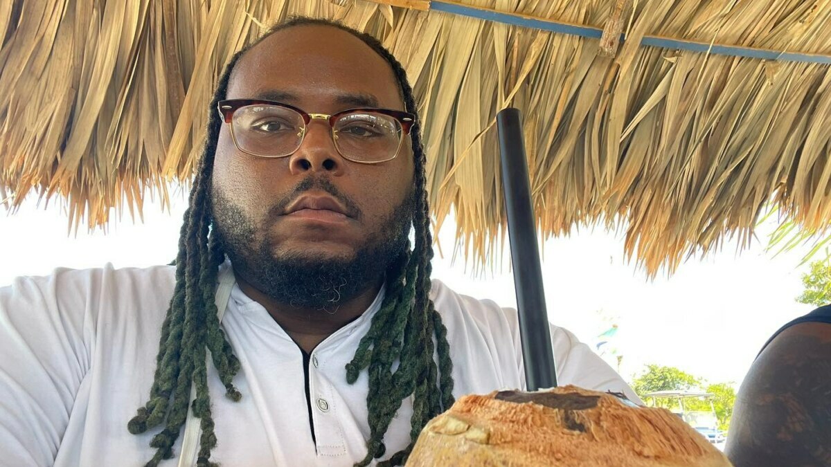 Travis, do Quilos Mortais, em momento descontraído, bebe água de coco e exibe visual atual após perder 109 kg