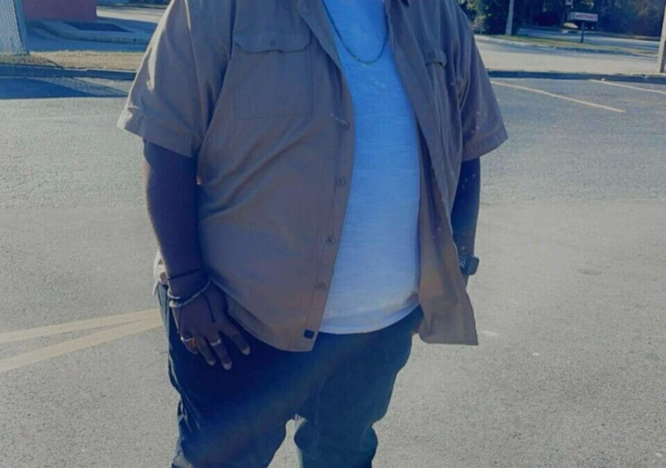 Travis, do Quilos Mortais, exibe visual atual em look casual e mantém boa forma após perder 109 kg