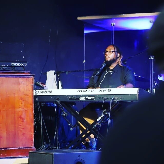Travis, do Quilos Mortais, toca teclado em apresentação e mostra nova fase após perder 109 kg