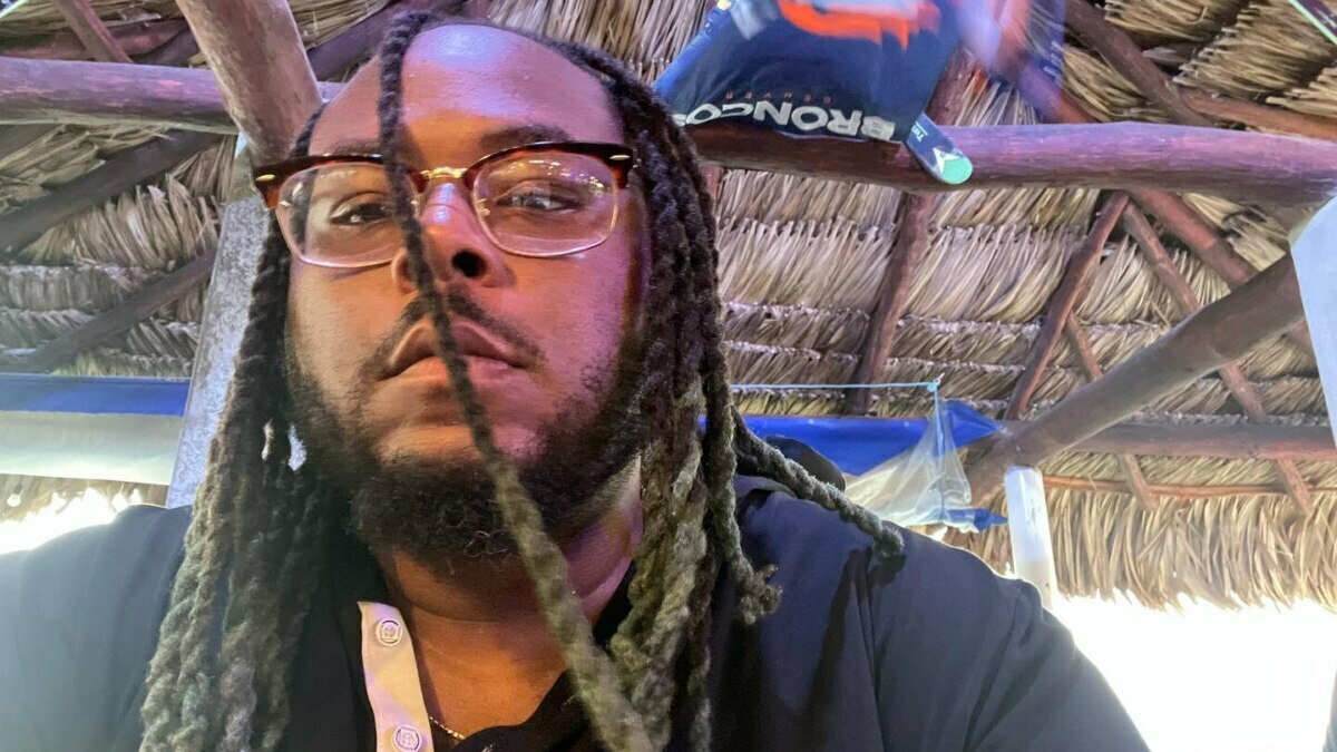 Travis, do Quilos Mortais, em momento descontraído, exibe visual atual e boa forma após perder 109 kg