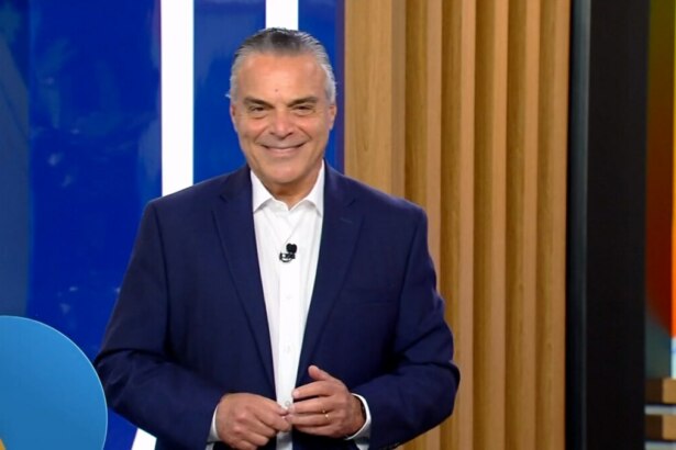 Homem de terno azul sorrindo no estúdio do Hoje em Dia, com o logo do Playplus no canto inferior direito. O homem é o Dr. Antonio Sproesser.