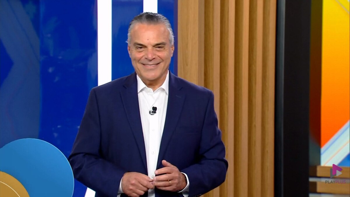 Homem de terno azul sorrindo no estúdio do Hoje em Dia, com o logo do Playplus no canto inferior direito. O homem é o Dr. Antonio Sproesser.