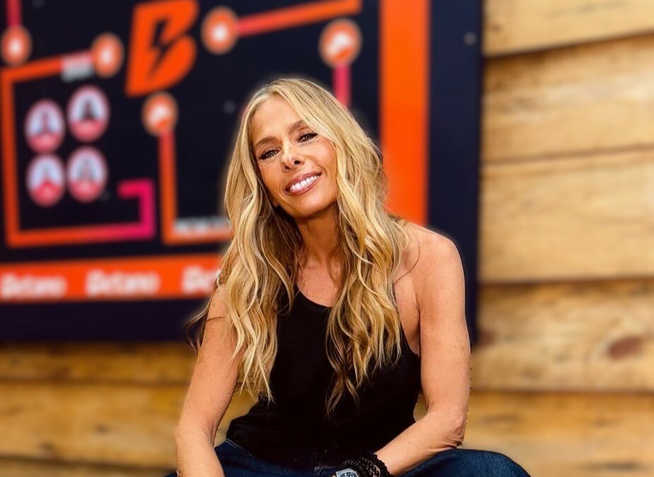 Adriane Galisteu posa em frente a painel da Betano durante ação promocional de A Fazenda 17 na RECORD