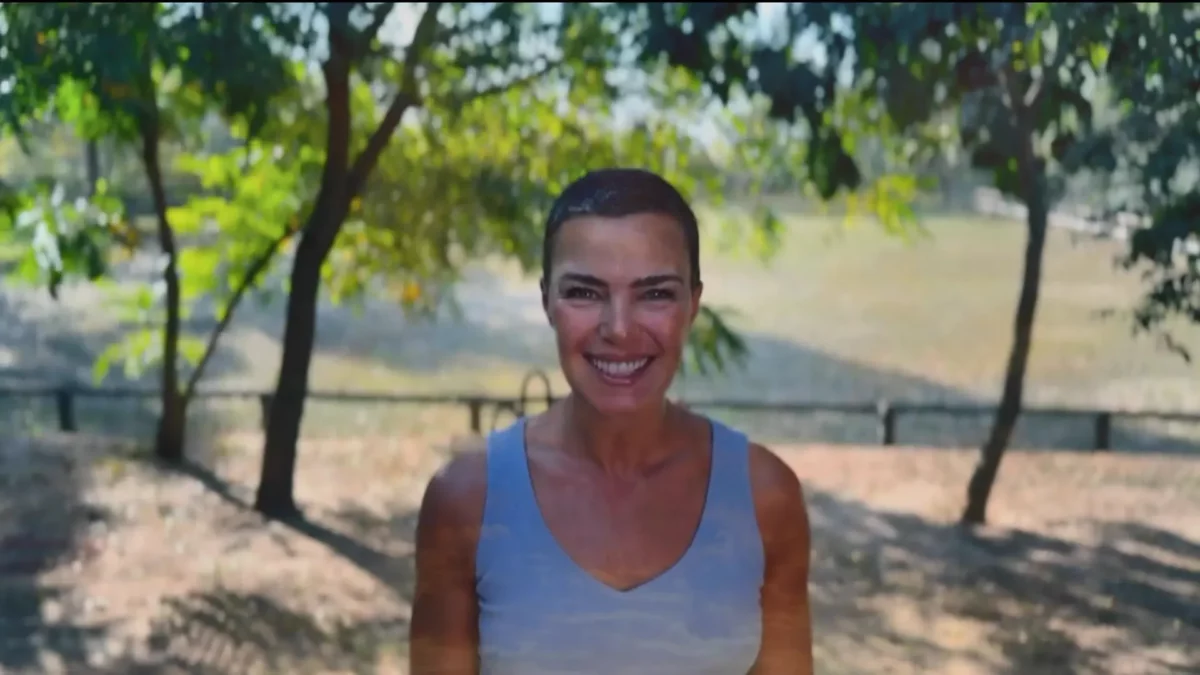 Ana Paula Arósio sorri em cenário ao ar livre durante chamada especial da Globo para a reprise de Terra Nostra