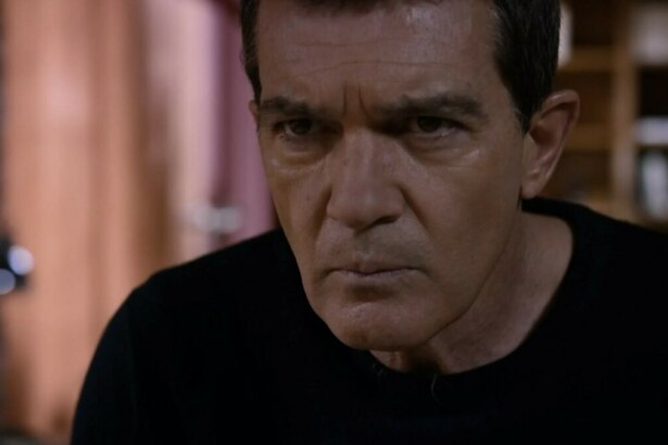 O ator Antonio Banderas em close, com uma expressão séria e concentrada. Ele usa uma camisa preta em cena do filme Assassinos Múltiplos