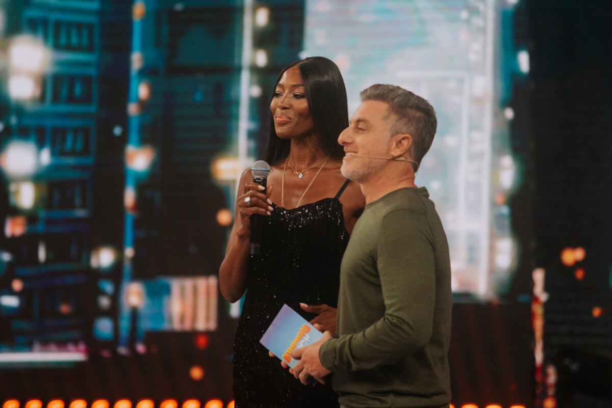 Luciano Huck apresenta o Domingão com Naomi Campbell como convidada especial