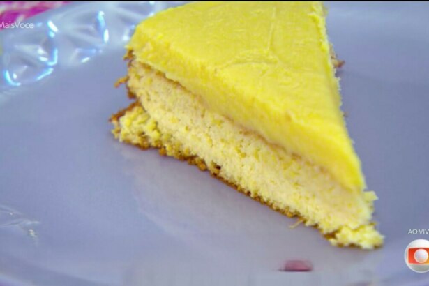 Fatia de bolo curau cremoso com cobertura brilhante, servida em prato lilás no Mais Você, receita de Ana Maria Braga.
