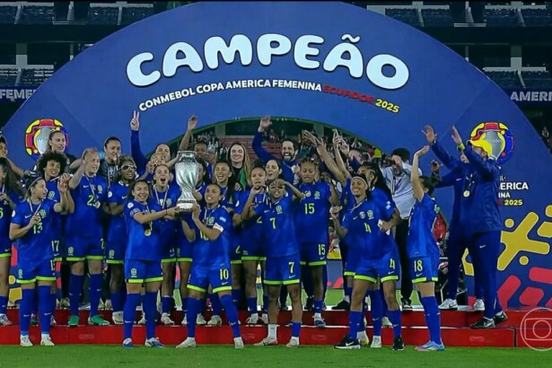 Time da seleção brasileira de futebol feminino levanta taça da Copa América feminina