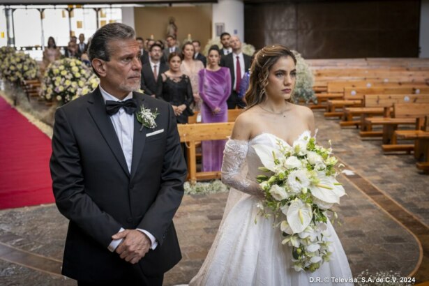 Cena do casamento de Mar em As Filhas da Senhora Garcia (SBT), mostrando a noiva com vestido branco e buquê de flores ao lado de um homem de terno preto no altar, com convidados ao fundo