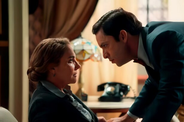 Celso confronta Zulma olhando fixo para ela que está sentada em cena tensa de Êta Mundo Melhor!