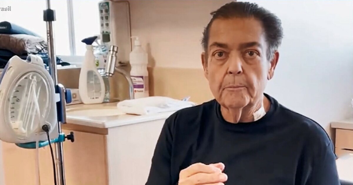 O apresentador Faustão com uma expressão séria, sentado em um quarto de hospital